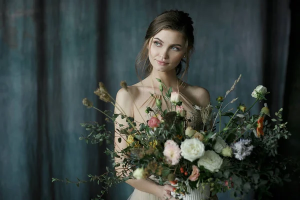 Mujer Hermosa Linda Con Gran Ramo Florístico Hermoso Flores Mirando — Foto de Stock