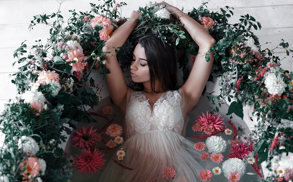 Hermosa Mujer Bonita Que Relaja Baño Con Muchas Flores Hojas — Foto de Stock