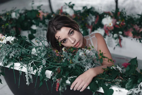 Krásná Hezká Žena Relaxující Vaně Mnoha Květinami Zelenými Listy Žena — Stock fotografie