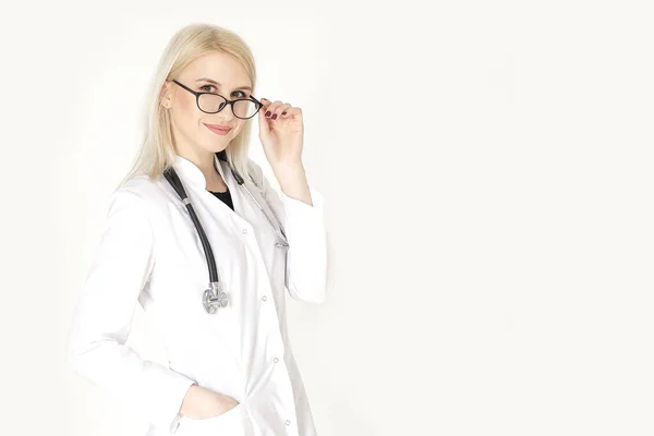 Ritratto Donna Professionista Sicura Medico Con Occhiali Stetoscopio Uniforme Bianca — Foto Stock
