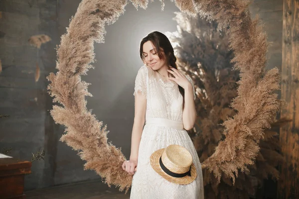 Hermoso Retrato Mujer Bonita Vestido Largo Con Sombrero Sentado Columpio — Foto de Stock