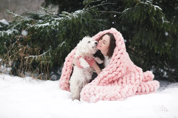 Retrato Sonriendo Joven Feliz Mujer Con Perro West Highland White —  Fotos de Stock