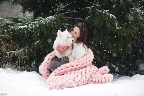 Portrait Souriant Jeune Femme Heureuse Avec Son Chien Terrier Blanc — Photo