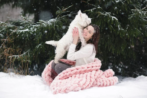 Портрет Усміхненої Молодої Щасливої Жінки Своїм Собакою Західний Високогірний Білий — стокове фото