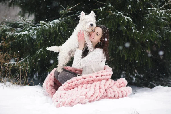 Retrato Sonriendo Joven Feliz Mujer Con Perro West Highland White — Foto de Stock