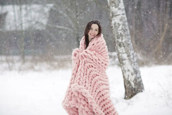 Joven Hermosa Mujer Caucásica Ropa Invierno Manta Rosada Punto Gigante —  Fotos de Stock