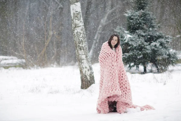 Joven Hermosa Mujer Caucásica Ropa Invierno Manta Rosada Punto Gigante — Foto de Stock