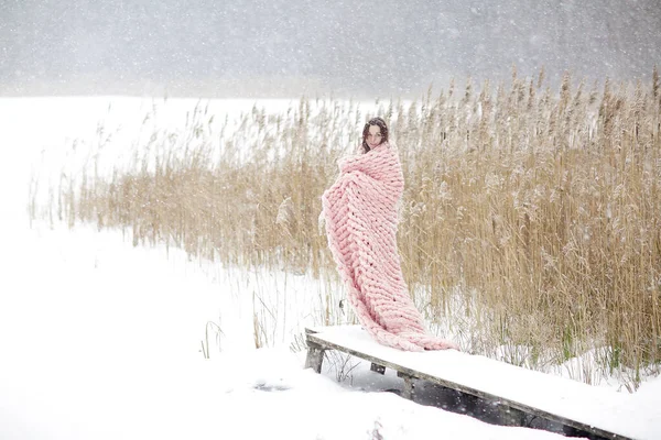 Joven Hermosa Mujer Caucásica Ropa Invierno Manta Rosada Punto Gigante — Foto de Stock