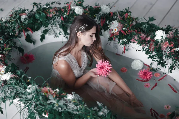 Beautiful Pretty Woman Relaxing Bath Many Flowers Green Leaves Woman — Stock Photo, Image