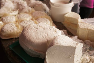 Masanın üzerinde sütlü ev yapımı süzme peynir.