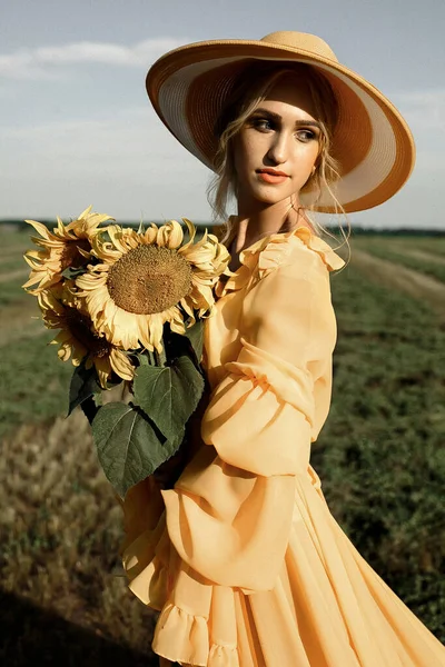 Hermoso Retrato Hermosa Mujer Bonita Verano Aspecto Amarillo Brillante Mujer —  Fotos de Stock