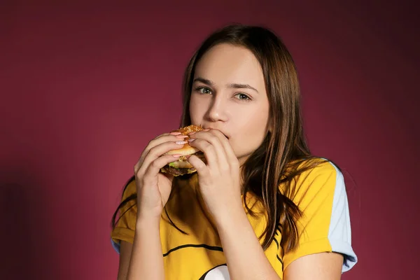 Menina Sorridente Feliz Com Grande Hambúrguer Saboroso Conceito Alimentar — Fotografia de Stock