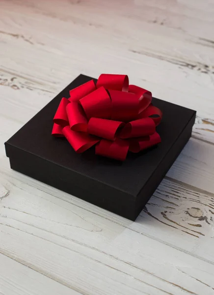 Holiday Negro Caja Regalo Con Lazo Rojo — Foto de Stock