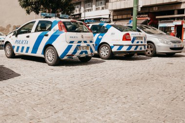Portekiz, Lizbon 29 Nisan 2018: üst üste Polis karakoluna polis arabaları vardır. Kamu düzeni, güç temsilcileri, suç nüfusun korunması korunması.