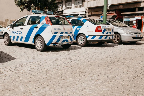 Portugal, Lisboa 29 de abril de 2018: Los coches de policía están en fila en la estación de policía. Protección del orden público, representantes del poder, protección de la población contra la delincuencia . — Foto de Stock