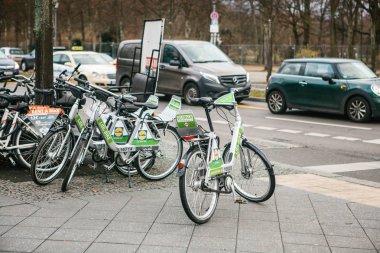 Berlin, Almanya 15 Şubat 2018: şehir etrafında taşımak için bir bisiklet kiralayın. Yerli halk ve turistler için şehrin ulaşım bir çevre dostu ve popüler anlamı
