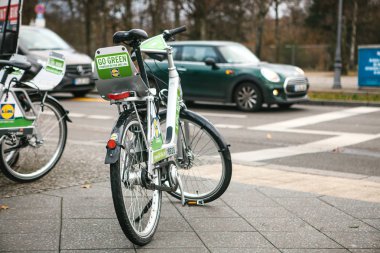 Berlin, Almanya 15 Şubat 2018: şehir etrafında taşımak için bir bisiklet kiralayın. Yerli halk ve turistler için şehrin ulaşım bir çevre dostu ve popüler anlamı