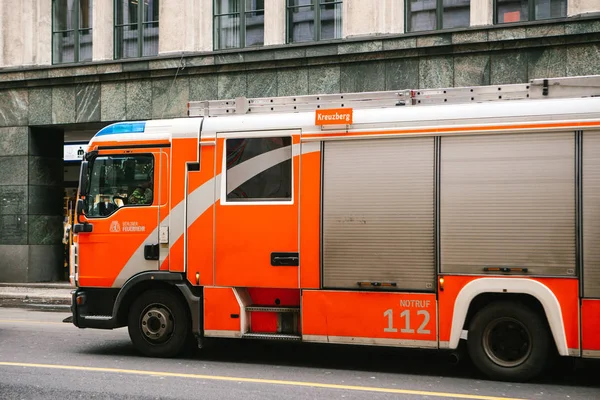 Berlín, Alemania 15 de febrero de 2018: un moderno camión de bomberos alemán se mueve en la calle de la ciudad — Foto de Stock