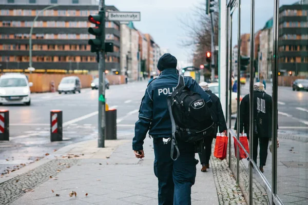 2018 年 2 月 15 日、ドイツのベルリン: 警官は仕事を終え帰国 — ストック写真