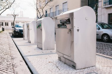 Portekiz, Lizbon 29 Nisan 2018: sokakta modern bir akıllı çöp kutusu. Sonraki bertarafı için Avrupa'nın atık toplama. Çevre dostu atık toplama