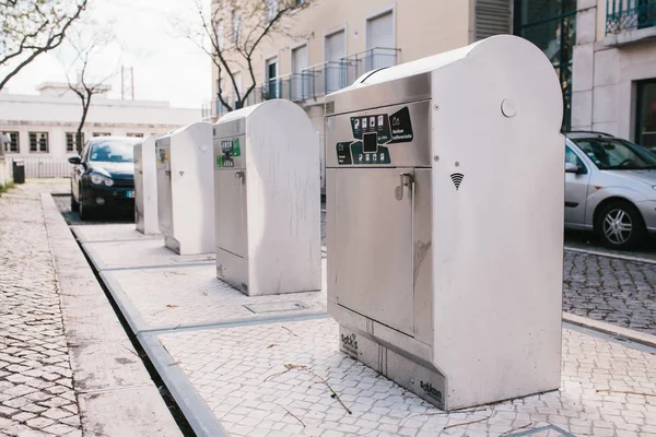 Portugal, Lissabon 29 april 2018: een moderne smart prullenbak kan op straat. Inzameling van afval in Europa voor vervreemding. Eco-vriendelijke afvalinzameling — Stockfoto