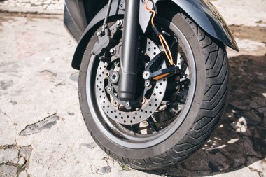 Tekerlekli motosiklet veya scooter veya moped. Fren sistemi ve bisiklet için yedek parçalar