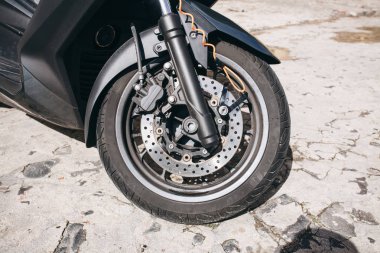 Tekerlekli motosiklet veya scooter veya moped. Fren sistemi ve bisiklet için yedek parçalar