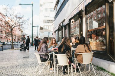 Lizbon, Portekiz 01 Mayıs 2018: arkadaş veya sevgili ya da turist kafede Grup
