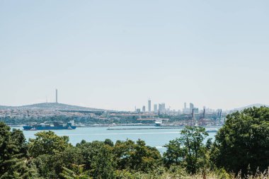 Istanbul endüstriyel bölümünün görünümünü. Gemi, Dock ve modern cityscape ve Boğaz