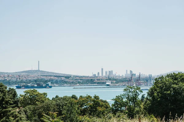 Vista de la parte industrial de Estambul. Barcos, muelles y paisaje urbano moderno y Bósforo — Foto de Stock