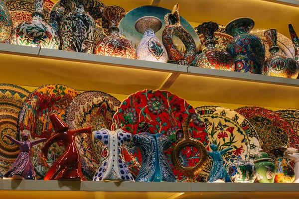 Grand Bazaar 'da geleneksel Türk seramikleri