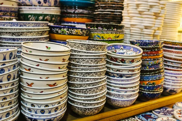 Grand Bazaar 'da geleneksel Türk seramikleri