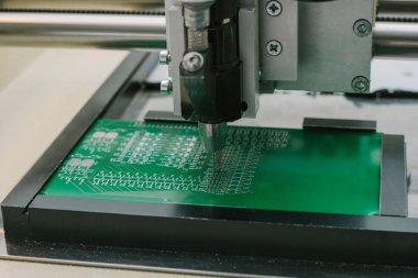 Endüstriyel üretim devre Mikri şemalar. Bilgisayar bileşenleri ve panoları imalatı