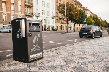 Prag, 23 Eylül 2017: Şehir sokakta bir modern akıllı çöp tenekesi. Sonraki bertarafı için Avrupa'nın atık toplama. Çevre dostu atık toplama.
