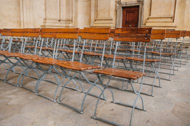 Birçok ahşap sandalye kapalı stand.