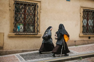 Prag, 18 Eylül 2017: İki rahibe şehir cadde boyunca bulanık bir çekimde gidin ve iletişim