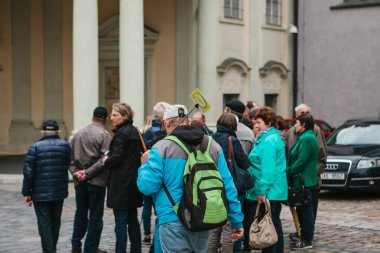 Prag, 18 Eylül 2017: Kentin turistik birçok turist göz. Bir işaret Kılavuzu. Prag turistler için en sevdiğim şehirlerden biri