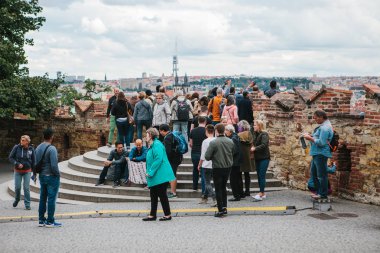 Prag, 18 Eylül 2017: İnsanlar gözlem güverte üzerinde şehrin güzel manzaralarına hayran kalacaksınız ve iletişim. Prag turistler için en sevdiğim şehirlerden biri
