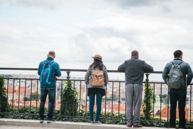 Prag, 18 Eylül 2017: İnsanlar ya da gözlem güverte üzerinde turistler şehrin güzel mimarisine hayran kalın. Prag turistler için en sevdiğim şehirlerden biri