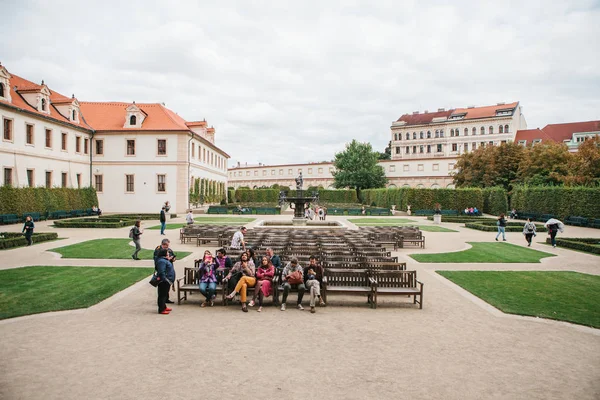 Praag, 18 September 2017: Toeristen bezoek de beroemde Valdstejn tuin in de stad. Sommigen van hen rusten op banken. Een populaire toeristische attractie en een plek om te ontspannen voor de lokale bevolking — Stockfoto