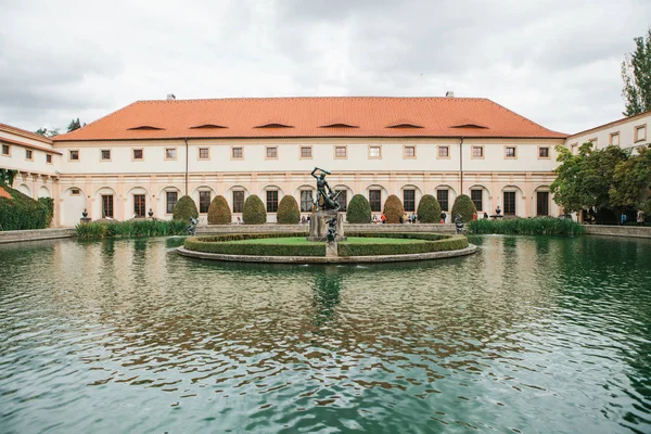 Prachtig uitzicht over de fontein in de Waldstein-tuin in Praag in de Tsjechische Republiek — Stockfoto