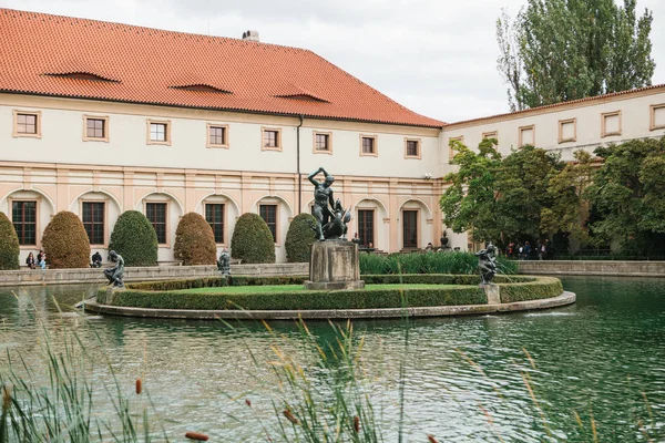 Prachtig uitzicht over de fontein in de Waldstein-tuin in Praag in de Tsjechische Republiek — Stockfoto