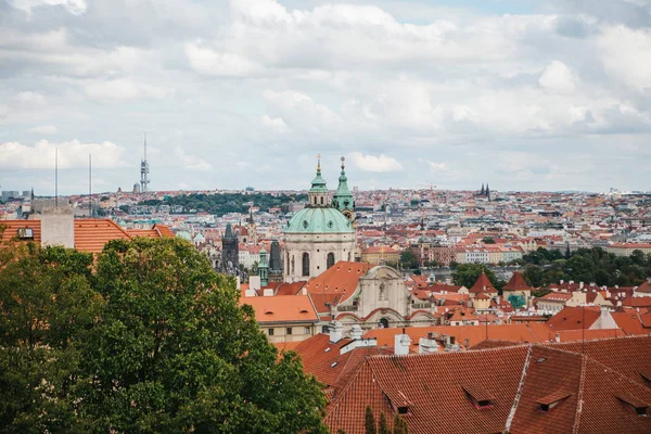 Hermosa vista de la arquitectura de Praga en la República Checa. Praga es uno de los lugares favoritos para visitar turistas de todo el mundo — Foto de Stock