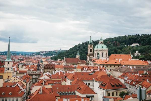 Вид на архитектуру Чехии. Прага является одним из самых любимых мест для посещения туристов со всего мира — стоковое фото
