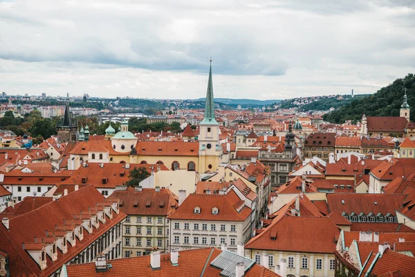Вид на архитектуру Чехии. Прага является одним из самых любимых мест для посещения туристов со всего мира — стоковое фото