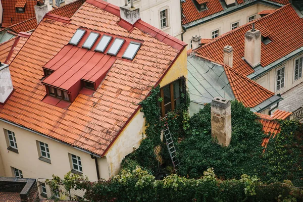 Hermosas casas tradicionales con tejados de azulejos naranjas en Praga en la República Checa — Foto de Stock