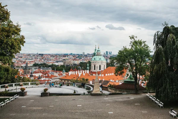 Hermosa vista de la arquitectura de Praga en la República Checa. Praga es uno de los lugares favoritos para visitar turistas de todo el mundo — Foto de Stock