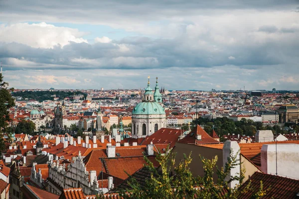 Vedere frumoasă a arhitecturii Pragăi în Republica Cehă. Praga este unul dintre cele mai preferate locuri pentru a vizita turisti din intreaga lume. — Fotografie, imagine de stoc