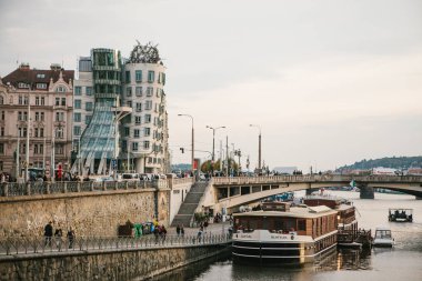 Prag, 23 Eylül 2017: Şehrin ünlü dans evi olan ve bir köprü ve kayan bir motel ile dolgu mimarisini güzel manzarasına