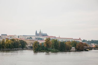 Vltava Nehri. Prag geleneksel mimarisi içinde belgili tanımlık geçmiş. Çek Cumhuriyeti seyahat